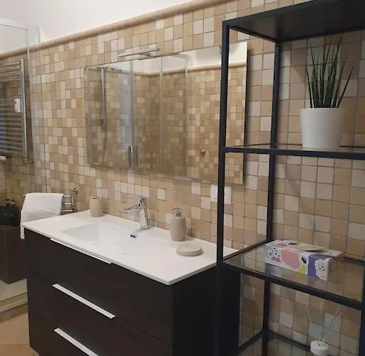 Appartamento Casakico Elegante 2-bdr Metro 10 Min Colosseo Roma